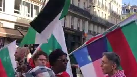 Migrants in France and Frenchemen support Palestine