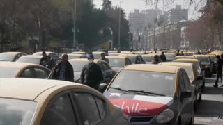 Protesta de taxistas chilenos contra plataformas y los altos precios del combustible