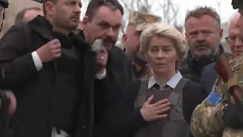 Von der Leyen a Kiev davanti ai morti di Bucha..Chi mangia i bambini non sa recitare