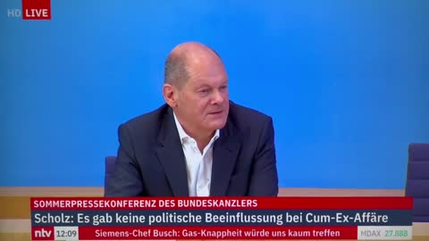 Bundeskanzler droht Journalist nach Frage zu CumEx...