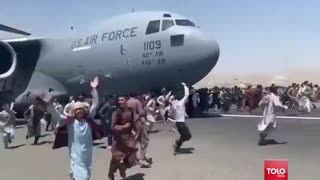 Desperate Afghanis STORM One of Last Planes Out of Afghanistan