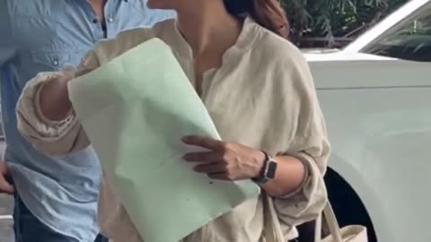 Kajol Devgan With Mom Spotted At Airport Viral Masti Bollywood