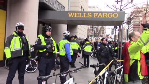 #FireDrillFridays manifestantes atacam BlackRock e fecham o Wells Fargo.