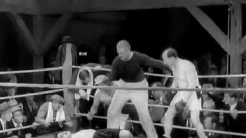 Charlie Chaplin-Boxing