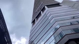 People run from shaking skyscraper in Shenzhen