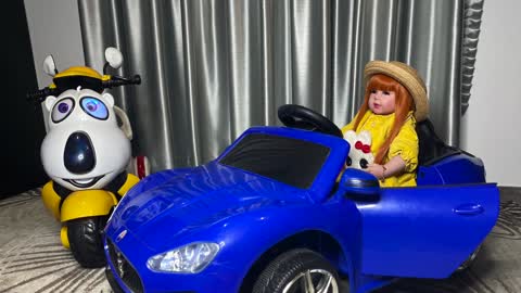 Filming videos of dolls playing electric cars and electric motorcycles