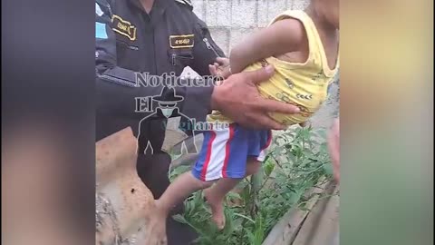 VIDEO Pnc rescata a un niño que estaba amarrado