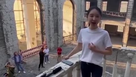 周小平之妻、中国女歌手王芳访问顿涅茨克，在马里乌波尔大剧院废墟上演唱苏联歌曲《喀秋莎》