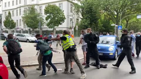 Thousands protest in #Berlin against Covid restrictions despite a ban