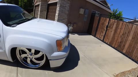 Bagged 07-13 gmc on Airlift 3h/3p with auto leveling