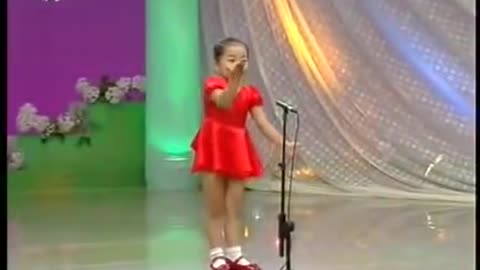 CUTE Girl Singing Chinese Traditional Song.