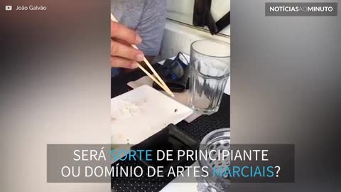 "Karate Kid": Jovem consegue pegar mosca com palitinhos