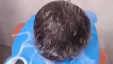 Mother finds a unique way to wash kid hairs