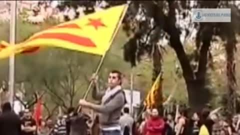 Cataluña| Separatistas atacan y golpean un padre y sus hijos por llevar bandera de España