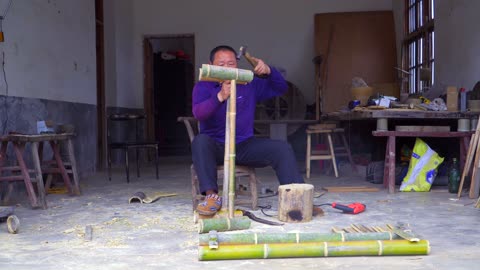 The bamboo stool made by the rural uncle is simple and practical.