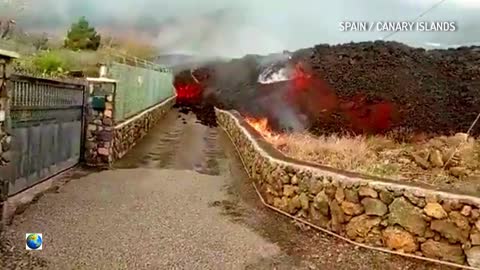 Lava rivers flow across the island: Spain's volcanic eruption continues