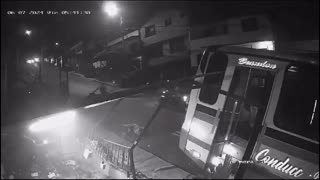 Bus perdió control y chocó contra una casa y varios carros en Bello, Antioquia