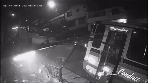 Bus perdió control y chocó contra una casa y varios carros en Bello, Antioquia