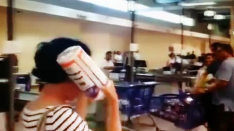 Una odontóloga venezolana denuncia en un supermercado vacío la pasividad y pide votar