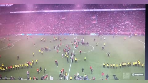 Leverkusen fiton Bundesligën, festë e çmendur, tifozët pushtojnë fushën