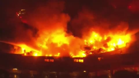 🚨#BREAKING: A massive fire at an apartment complex with transformers exploding Lomita | California