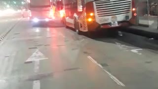 Bus de Bayunca invade carril de Transcaribe