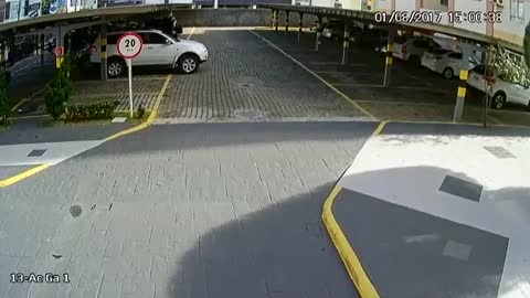 Destruye estacionamiento