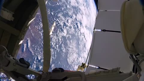 Astronautas pierden un escudo en el espacio por accidente (GoPro