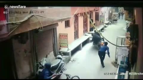 Brave passerby pushes over phone-snatching duo as they attempt to escape on a motorcycle in India