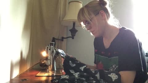 DIY Sewing Tutorial! 1938 Singer Sewing Table!