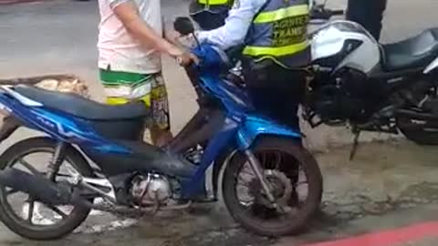 Video: Alférez fue golpeado por un motociclista en Floridablanca