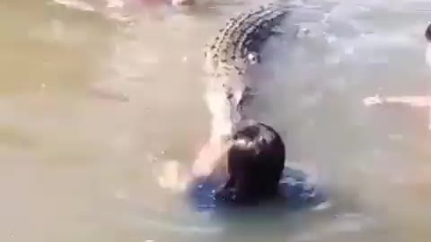 viral Indonesian children are not afraid to play with crocodiles