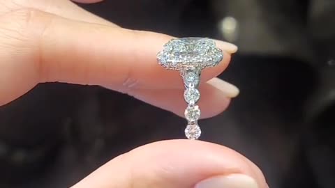 Engagement Rings In NYC Have A Fandom Of Their Own