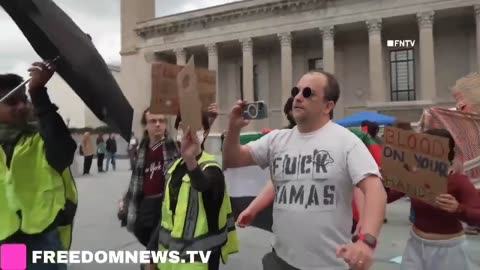 Un activista pro-israelí se pasea con una camiseta de "fuck Hamas"