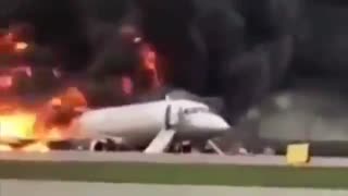 Videos captaron el incendio de un avión de pasajeros, el cual dejó 13 muertos en Moscú 2