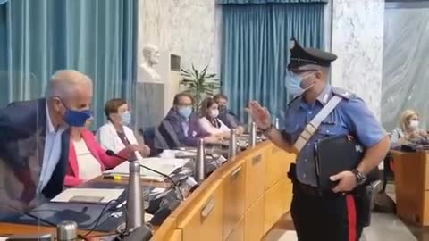 IMPERIA ,CARABINIERI ENTRANO IN COMUNE PER FAR INDOSSARE MASCHERINE