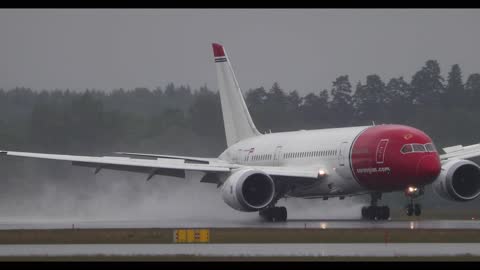 Boeing 787 Dreamliner water spray landing
