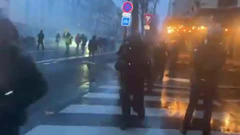 Another video from yesterday's protests in Paris against Macron's totalitarian regime.