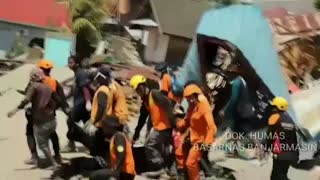 Los equipos de rescate de Indonesia tratan de encontrar a víctimas bajo el barro