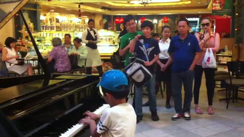 Kid Pianist Prodigy Wows Spectators In Philippine Mall