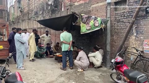 Desi Saag Paratha in Lahore _ Lahore Cheapest Saag Paratha Street Food Nashta