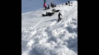 Snowboarder se cae luego de aterrizar tras un gran salto