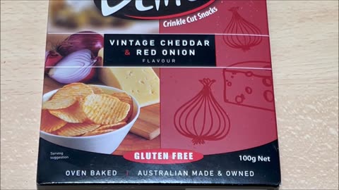 Fantastic Delites Vintage Cheddar & Red Onion Crinkle Cut Snacks Packshot vs Product