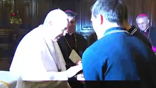 ¿Por qué el papa Francisco retiró la mano para que los feligreses no besaran su anillo?