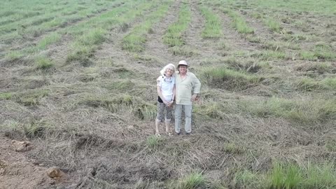 Glücklich - Adelheid und Ralf erstmals auf ihrem eigenen Grundstuck im El Paraiso Verde