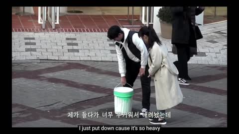 Crazy Korean Pranks Why is this bucket SOO HEAVY!