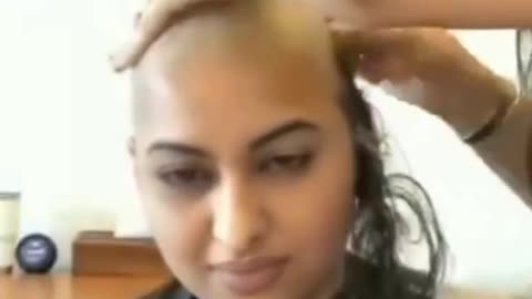 Sonakshi Sinha Cutting her Hair 😂😂