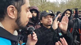 Speakers Corner - Ex Muslim Ismail Giving Mansur a Lesson on What Islam Is