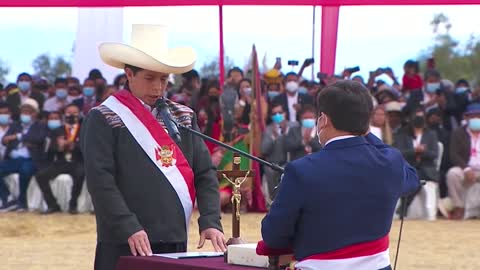 Castillo juramenta en la Pampa de la Quinua y elige a Guido Bellido como primer ministro de Perú