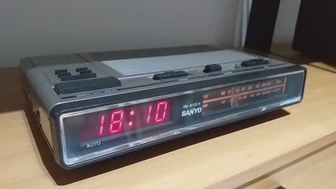 Sanyo RM6100 AM/FM Alarm Clock Radio